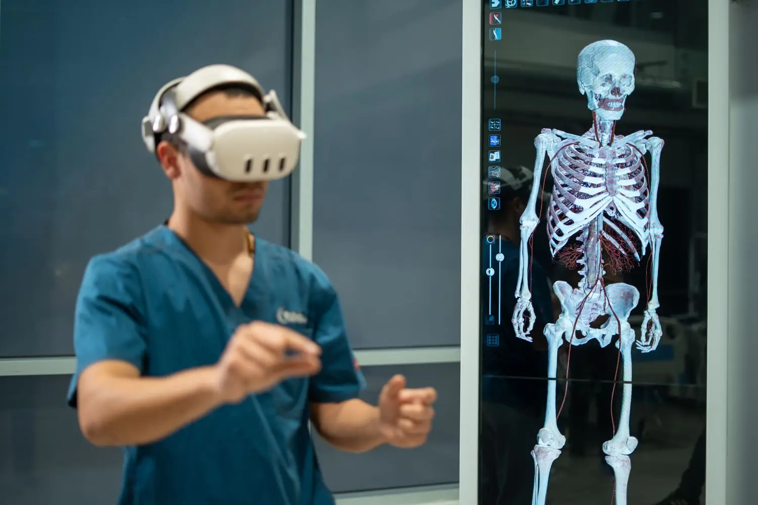 simulador realidad virtual interactuando con un esqueleto 3d